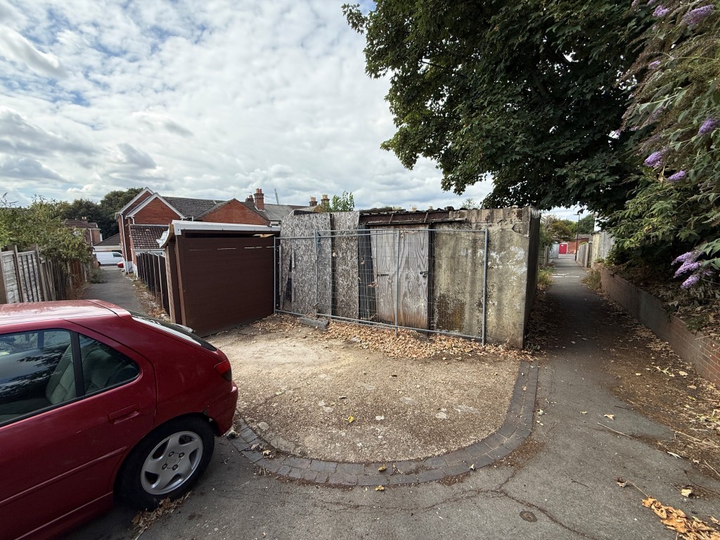 Lot: 14 - GARAGE/STORE - Double garage